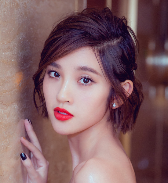 唐艺昕也爱侧编发,将短发三七分后头顶吹鼓做出蓬松的效果,而一侧则编