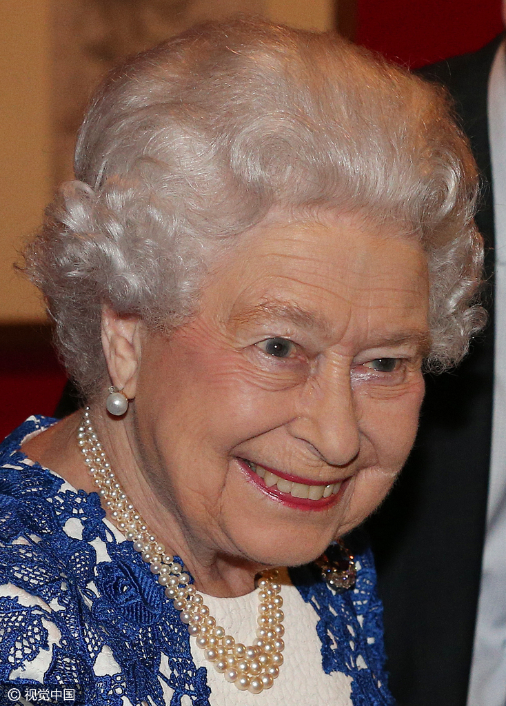 英国女王出席活动 蓝色印花长裙优雅端庄_高清图集_新浪网