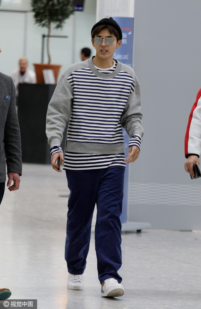 吴亦凡伦敦后现身机场 条纹衫运动裤休闲到家