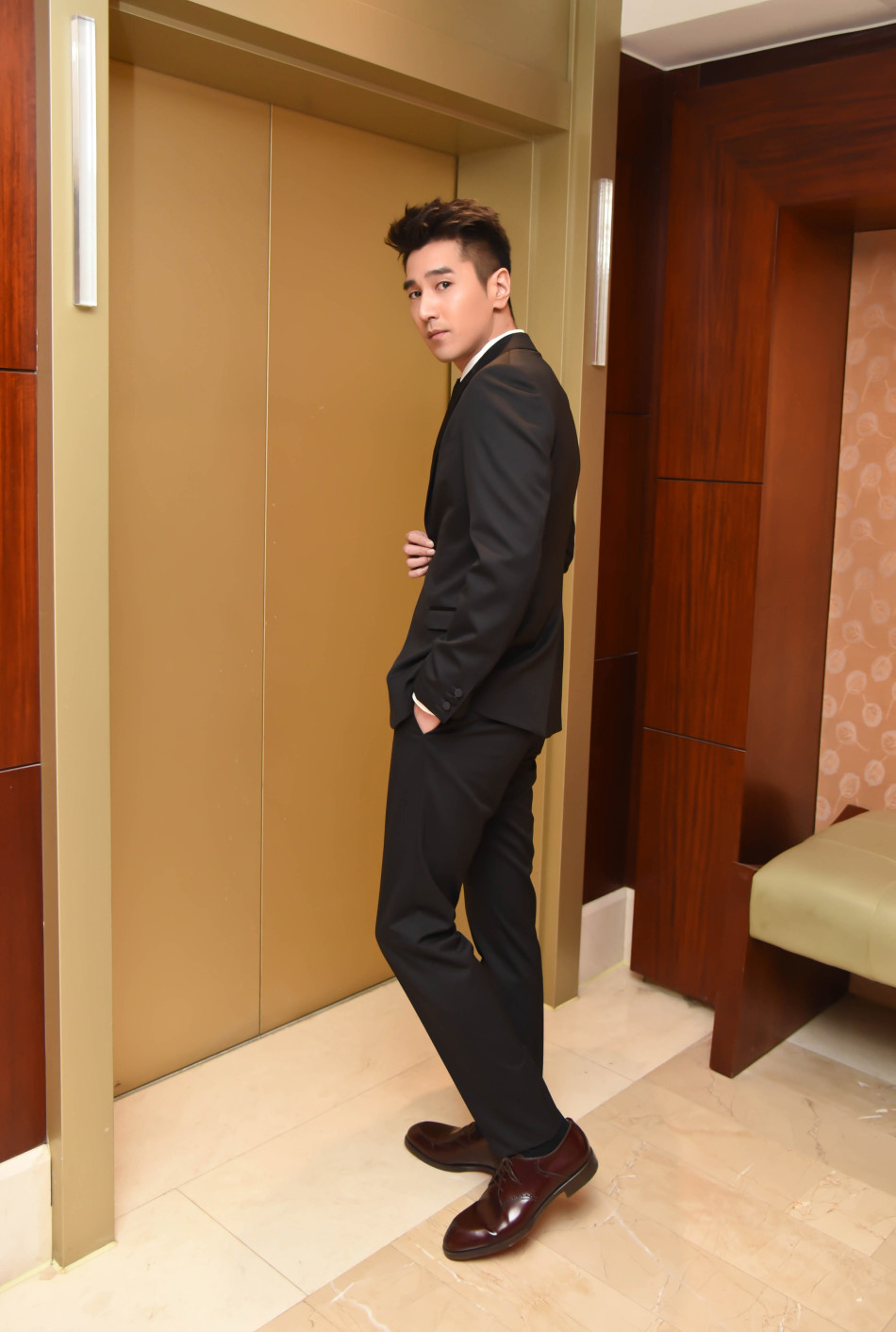 赵又廷出席电视剧盛典 正装大长腿摩登有型_高清图集_新浪网