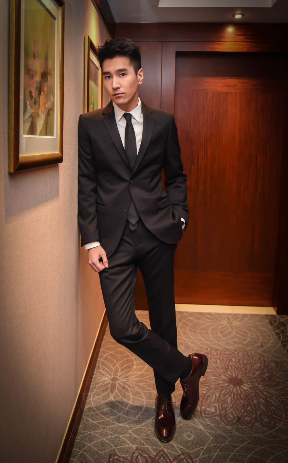 赵又廷出席电视剧盛典 正装大长腿摩登有型