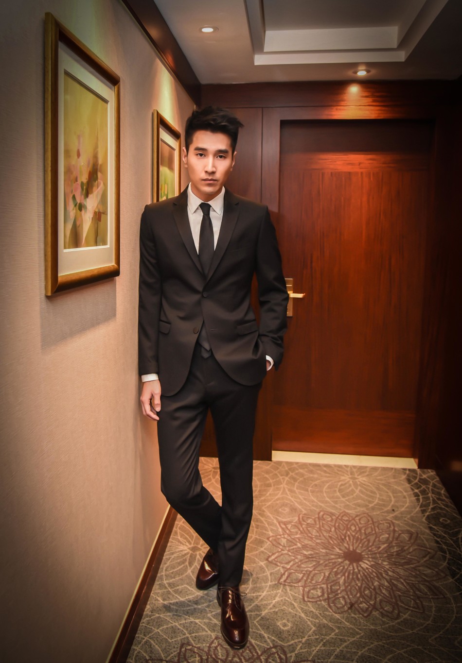 赵又廷出席电视剧盛典 正装大长腿摩登有型