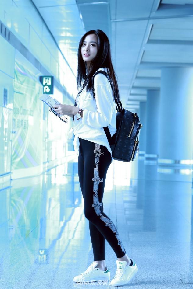 代文雯无龄感素雅淡妆现身机场