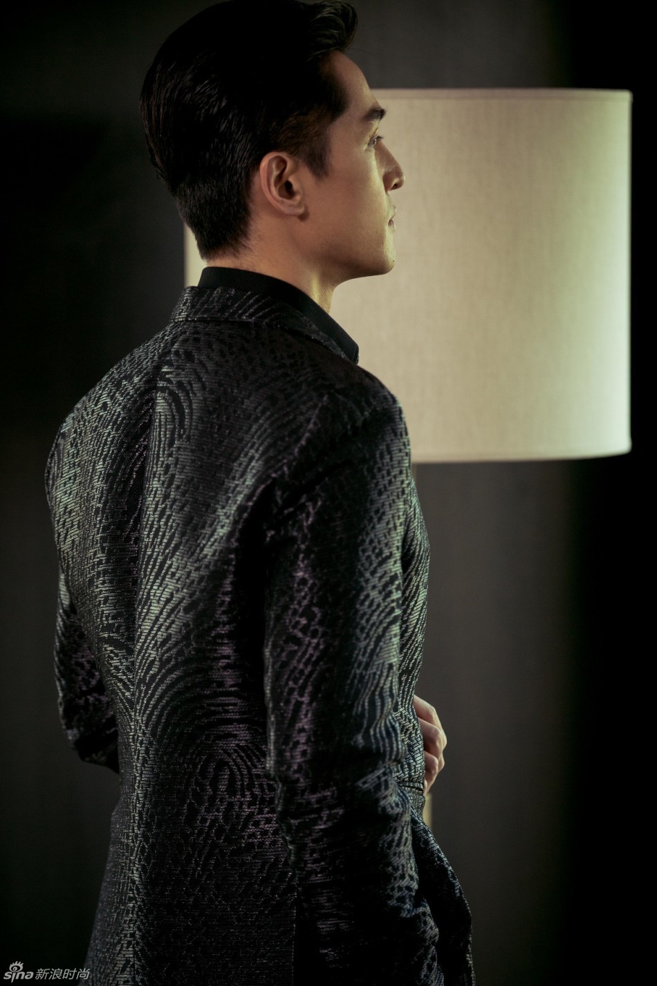 胡歌印花衬衫搭配西装 彰显绅士魅力