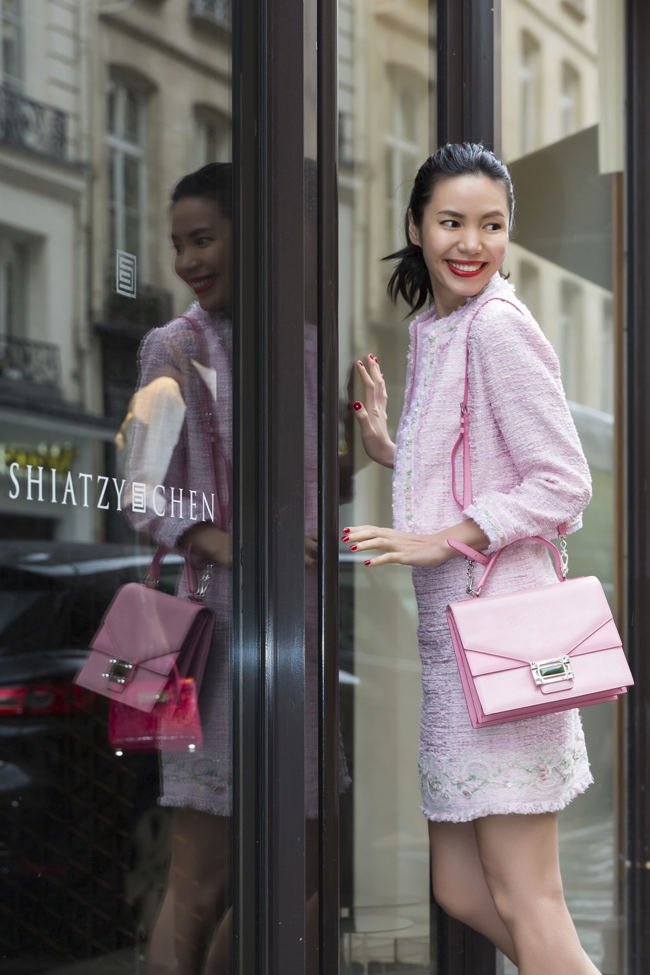 时尚主播linda粉嫩桃花装现身巴黎街头