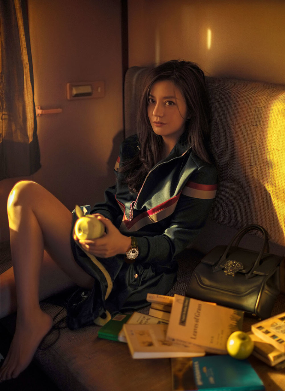 赵薇慵懒性感登封面 大秀玉腿美胸