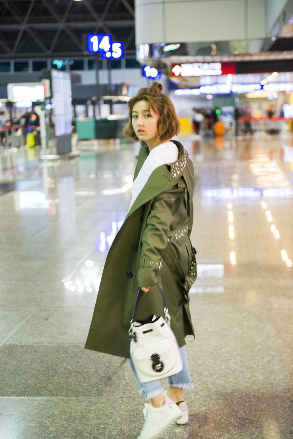 张子枫清纯素颜机场look潮范儿出席巴黎时装周