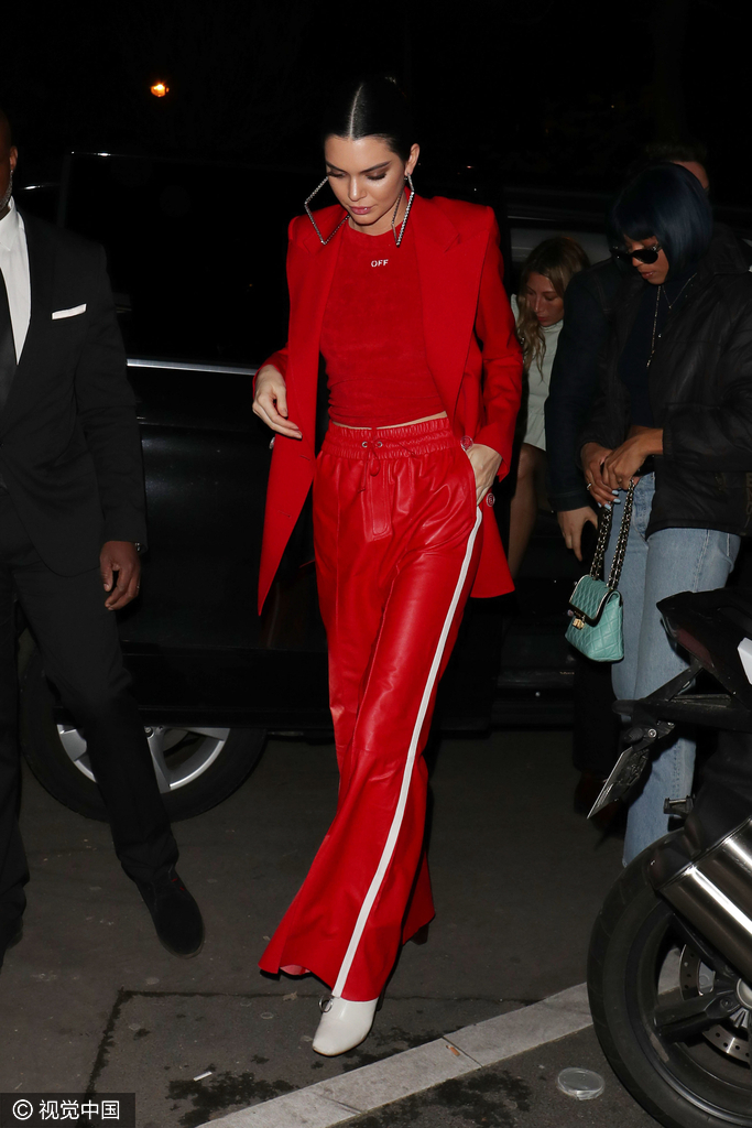 "金小妹"现身balmain秀 全套红衣似火娃