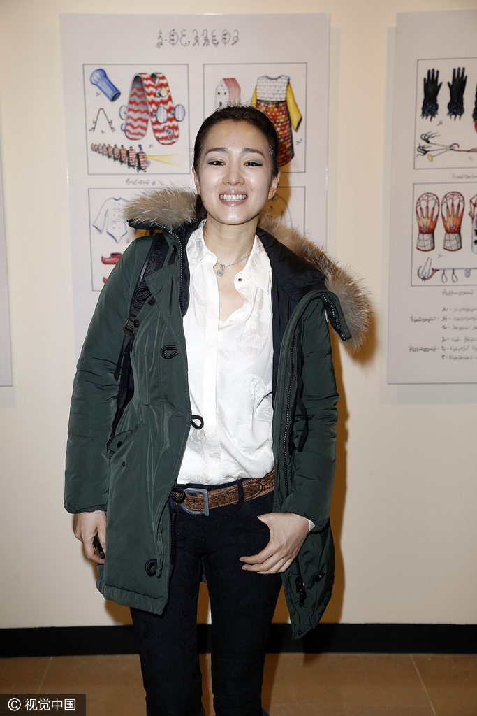 巴黎时装周 巩俐军绿棉衣搭衬衫随性看展_高清图集_新浪网