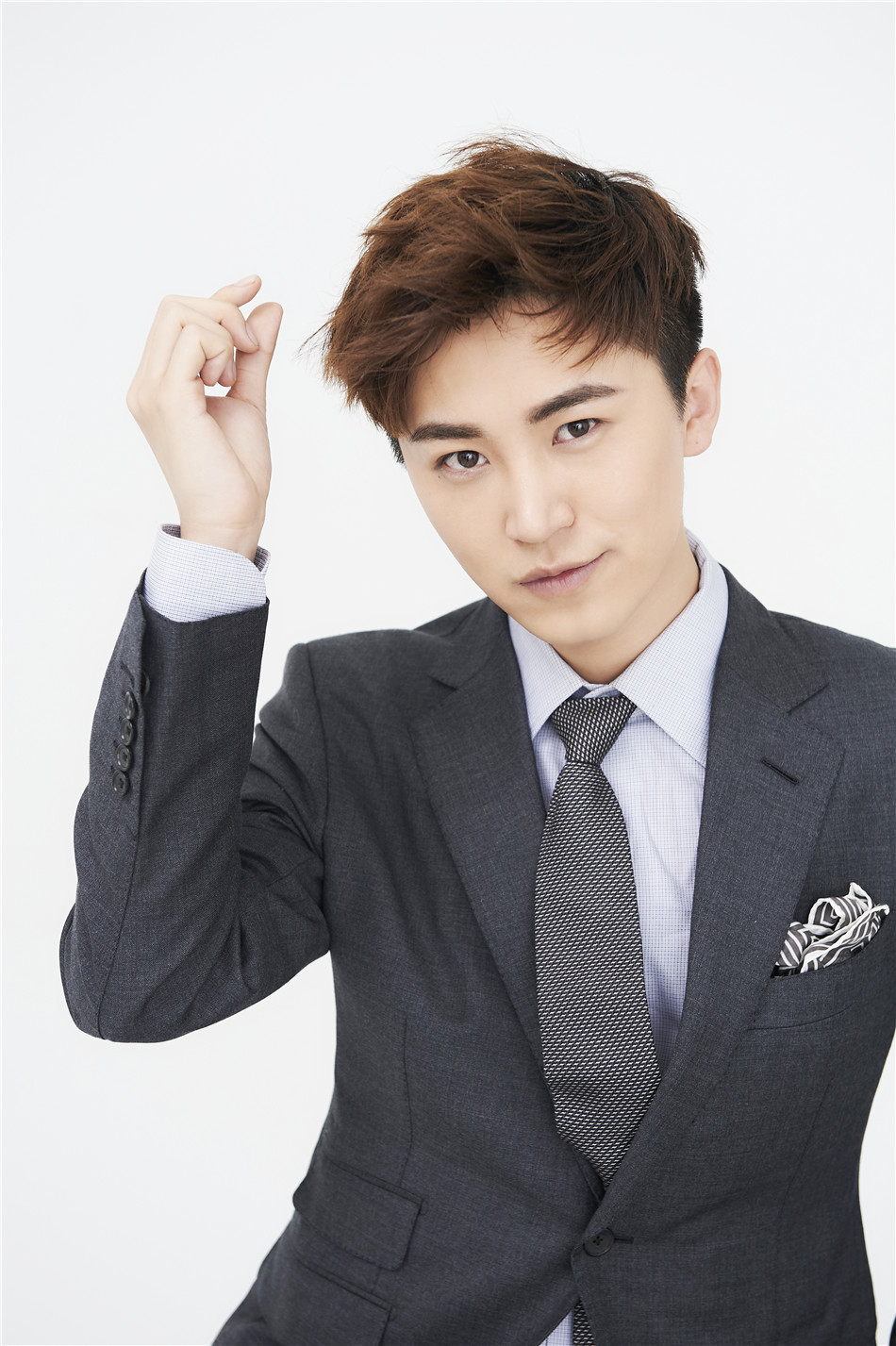 代超西装写真曝光 春日《遇见》魔鬼总裁