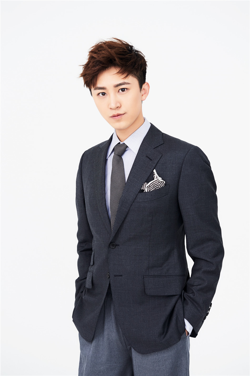 代超西装写真曝光 春日《遇见》魔鬼总裁