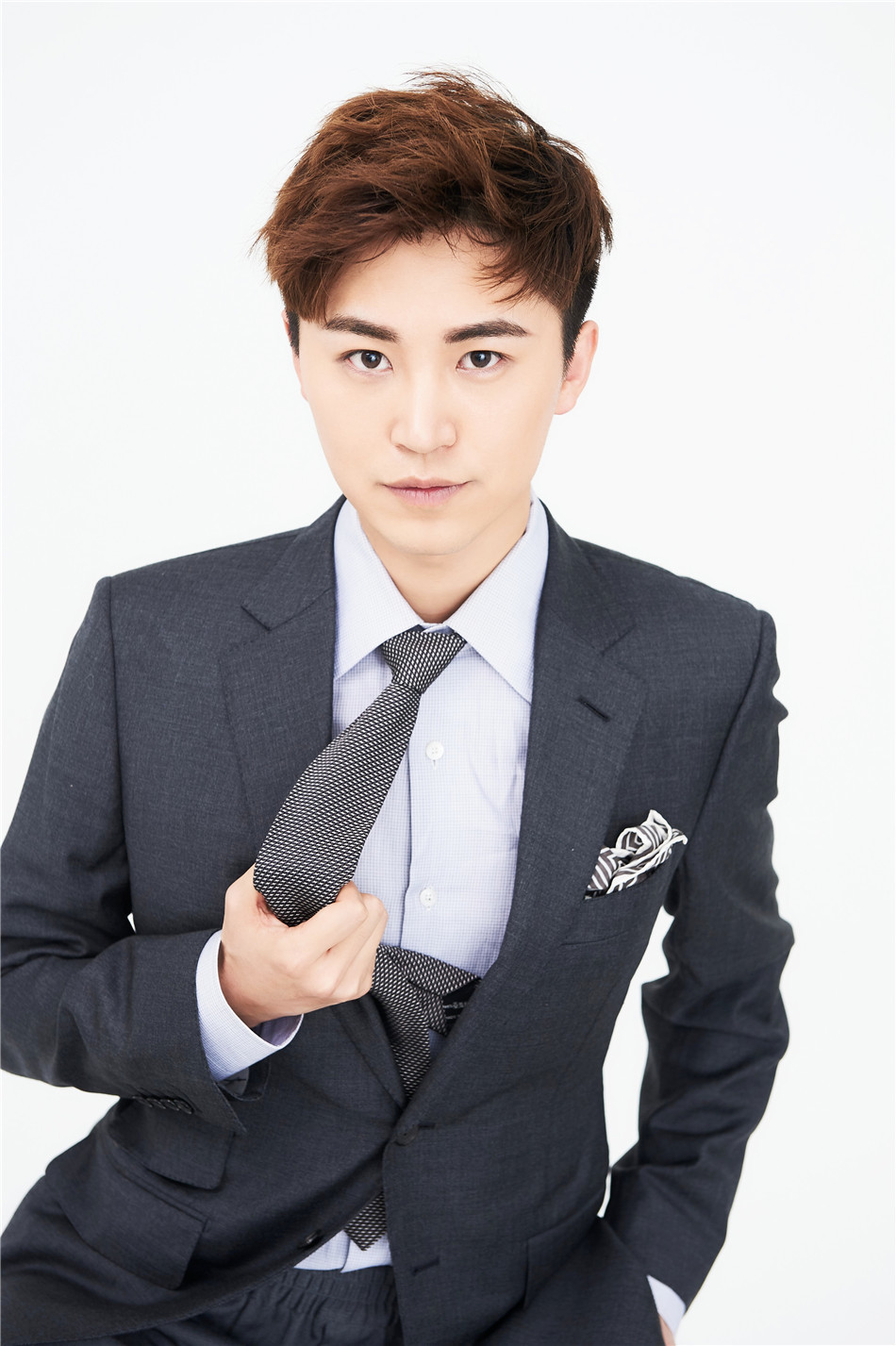 代超西装写真曝光 春日《遇见》魔鬼总裁