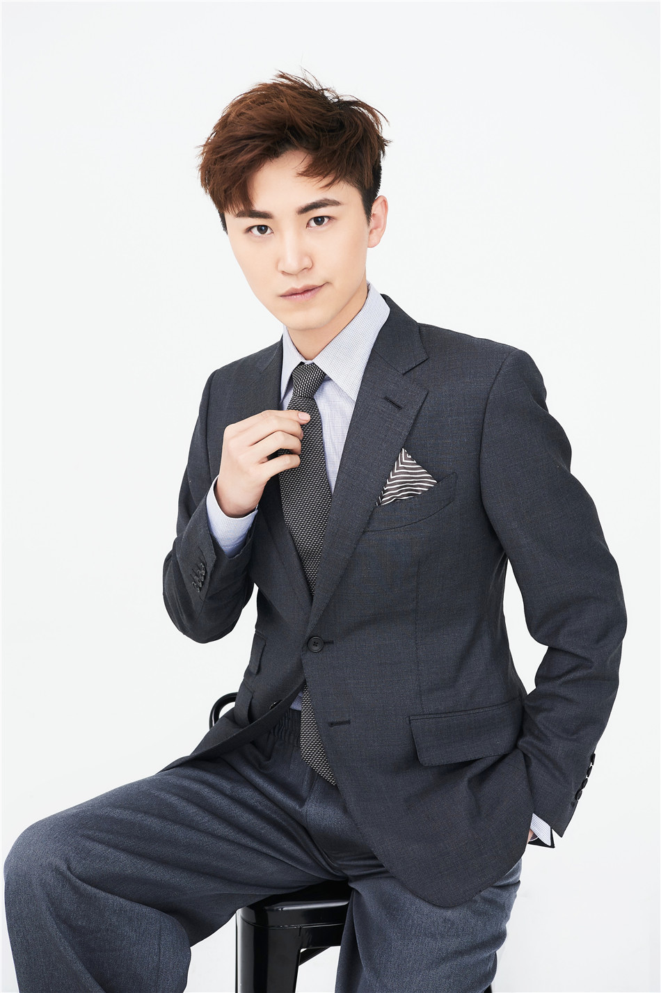 代超西装写真曝光 春日《遇见》魔鬼总裁