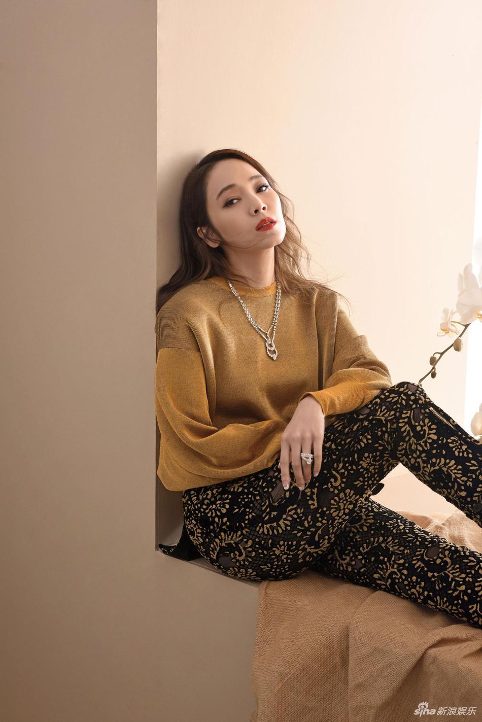 支持   键翻阅图片 列表查看 大图 全屏观看 3 / 4 近日侯佩岑为杂志