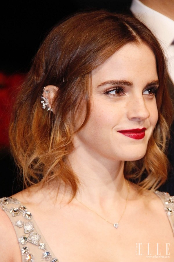 在上海迪士尼《美女与野兽》中国首映礼上,艾玛·沃特森更是将一侧的