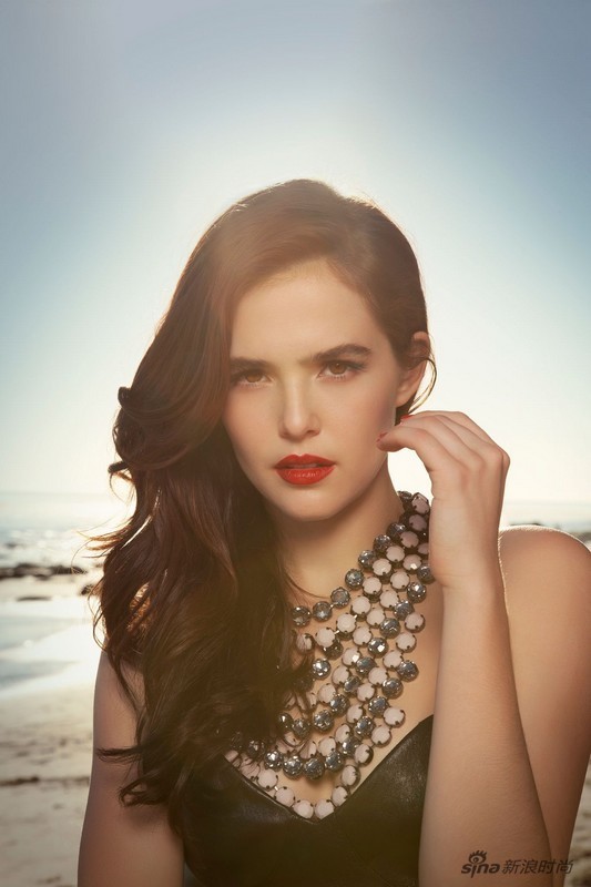 美国90后女星风情大片 红唇卷发女人味十足