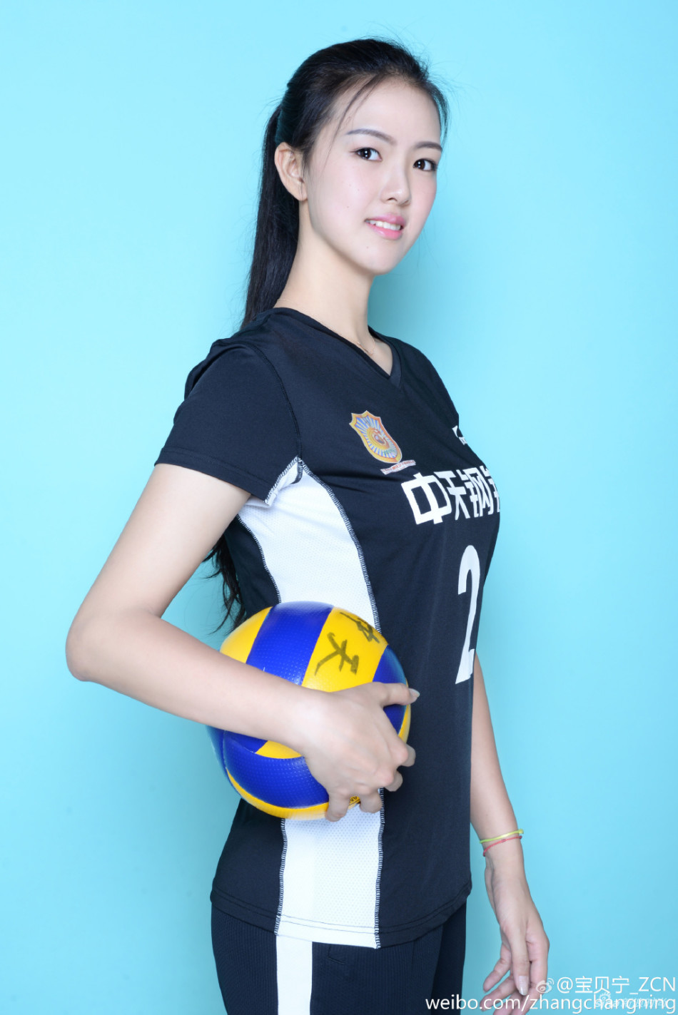 女排美女张常宁登《男人装》封面