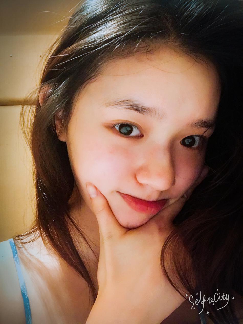 林允素颜自拍肌肤娇嫩卖萌搞怪