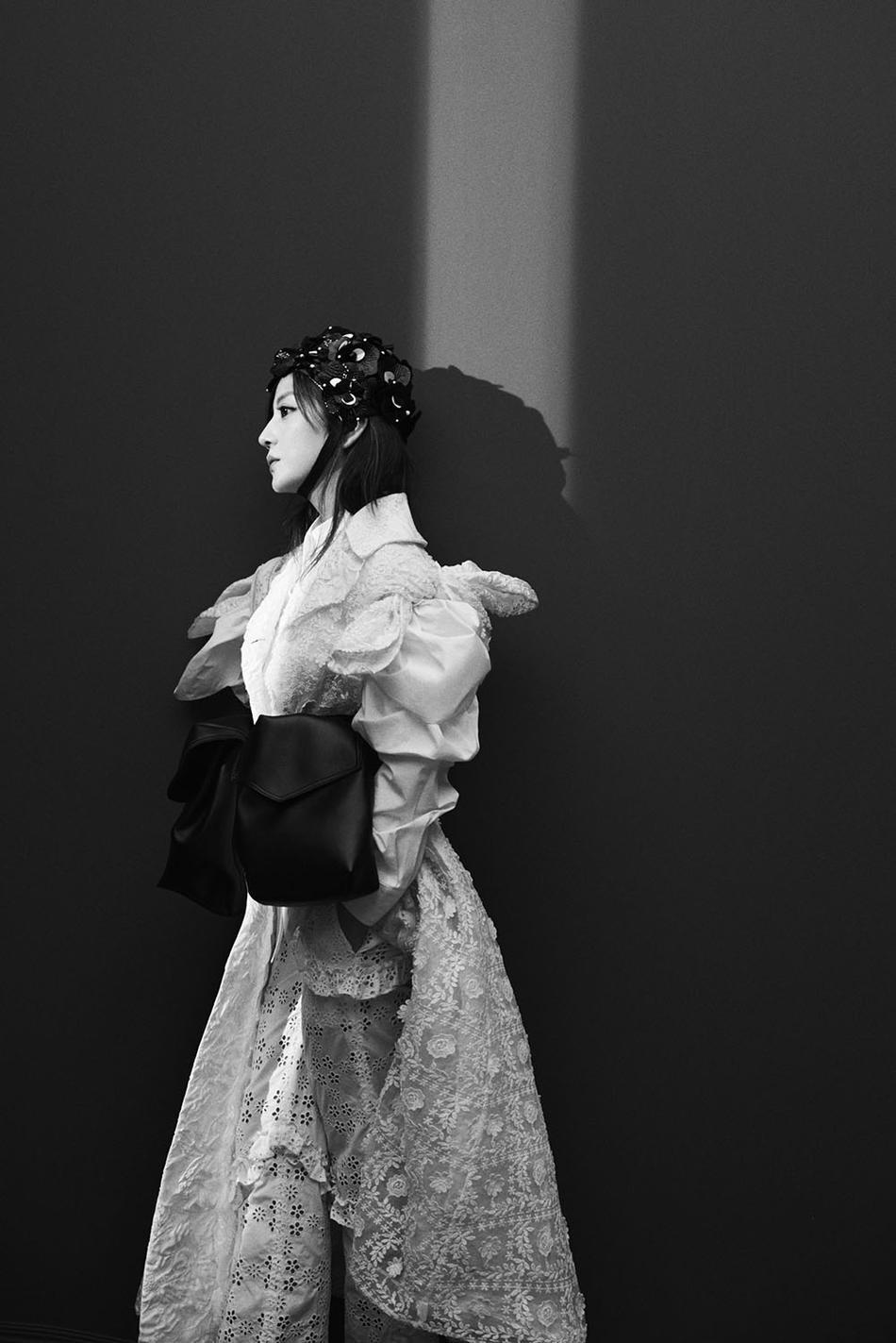 辣妈赵薇霸气登封面 高冷烟熏妆个性优雅