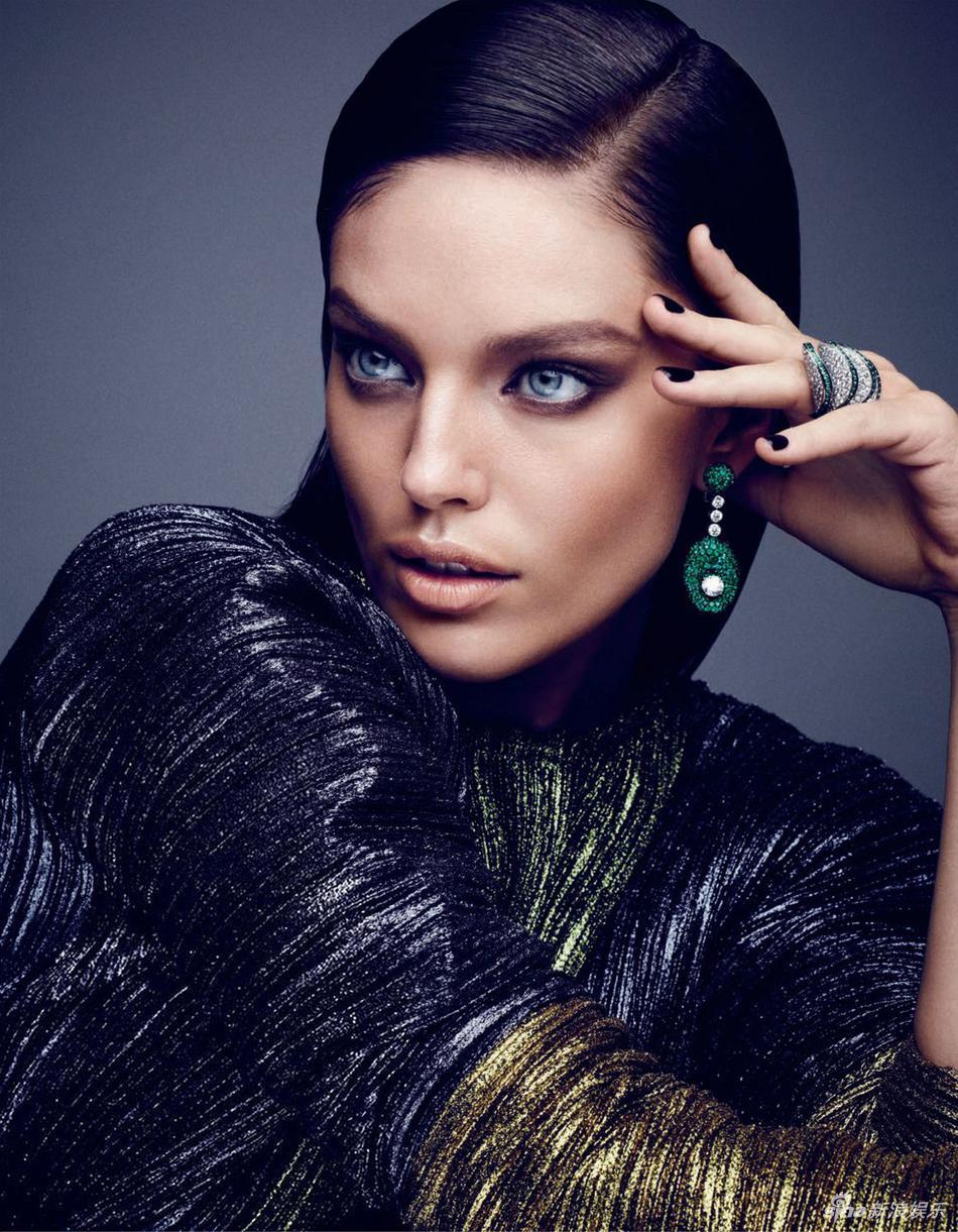 超模艾米丽演绎大地色极致矿质眼影