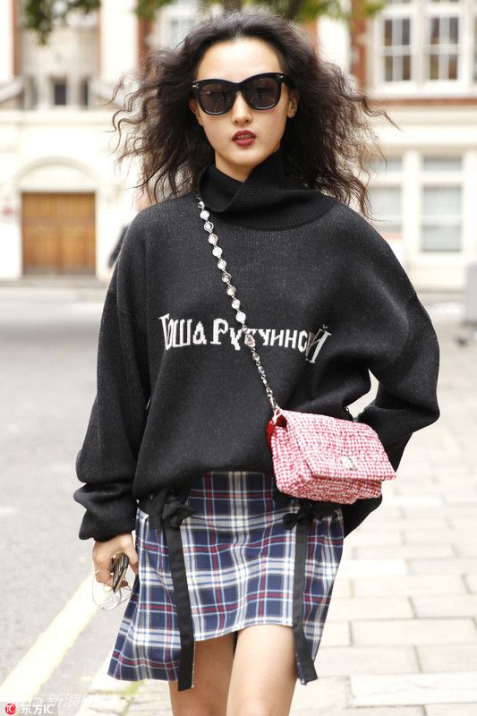 推荐二:卫衣 大牌包 卫衣搭配跟半身裙再加上搭配包包以及夺目的妆容