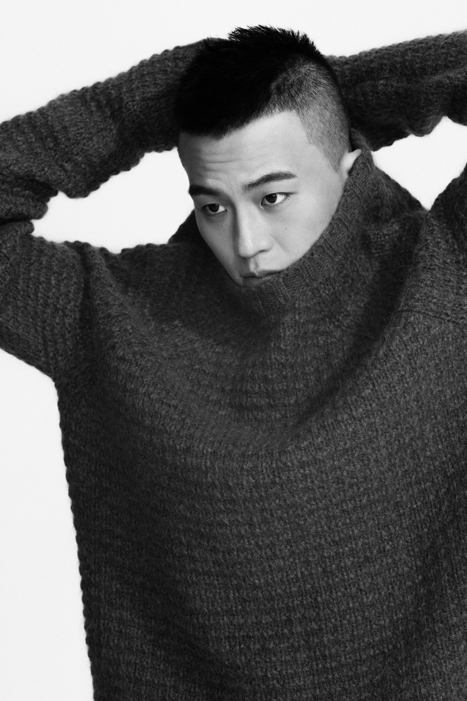 欧豪冬日极简写真 招牌暖笑上演"酒窝杀"_高清图集_新浪网