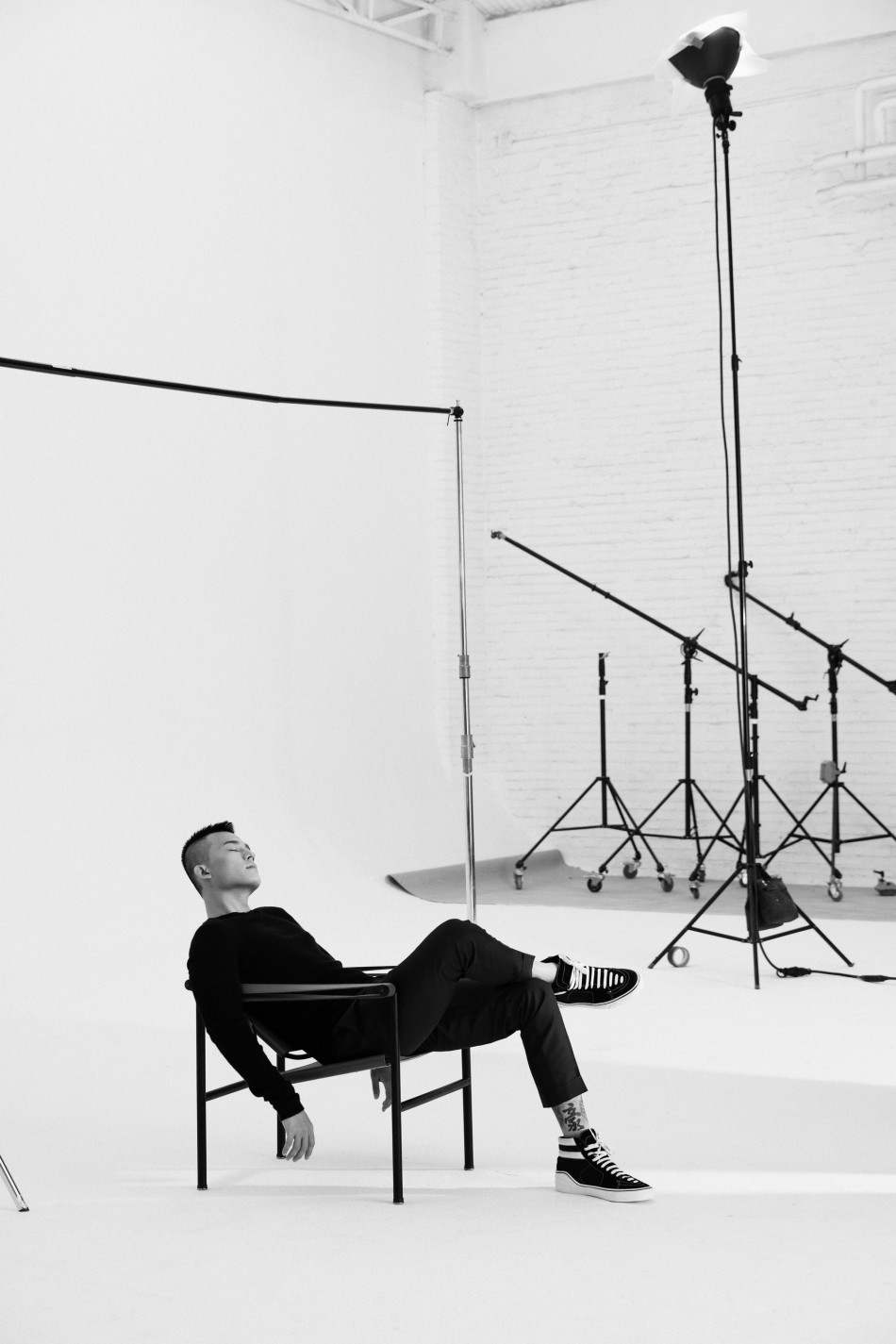 欧豪冬日极简写真 招牌暖笑上演"酒窝杀"