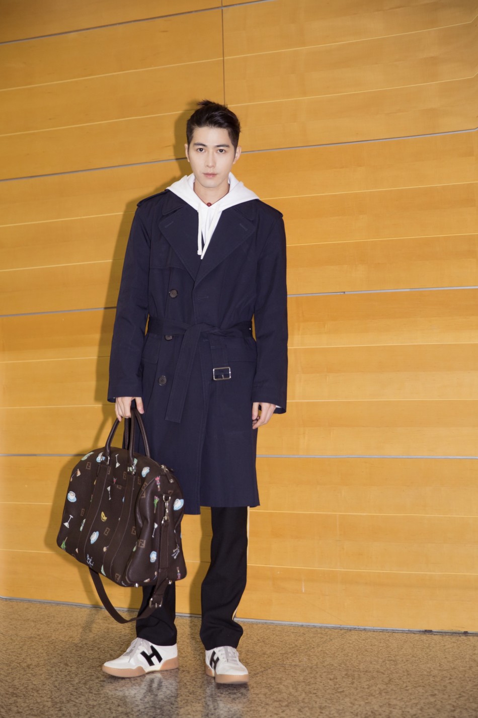 陈学冬启程巴塞尔表展 小辫子造型帅气又有趣