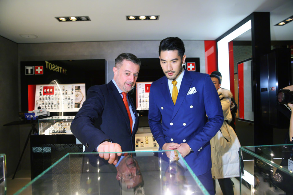 高以翔助阵天梭表展台 蓝色西装帅气有型