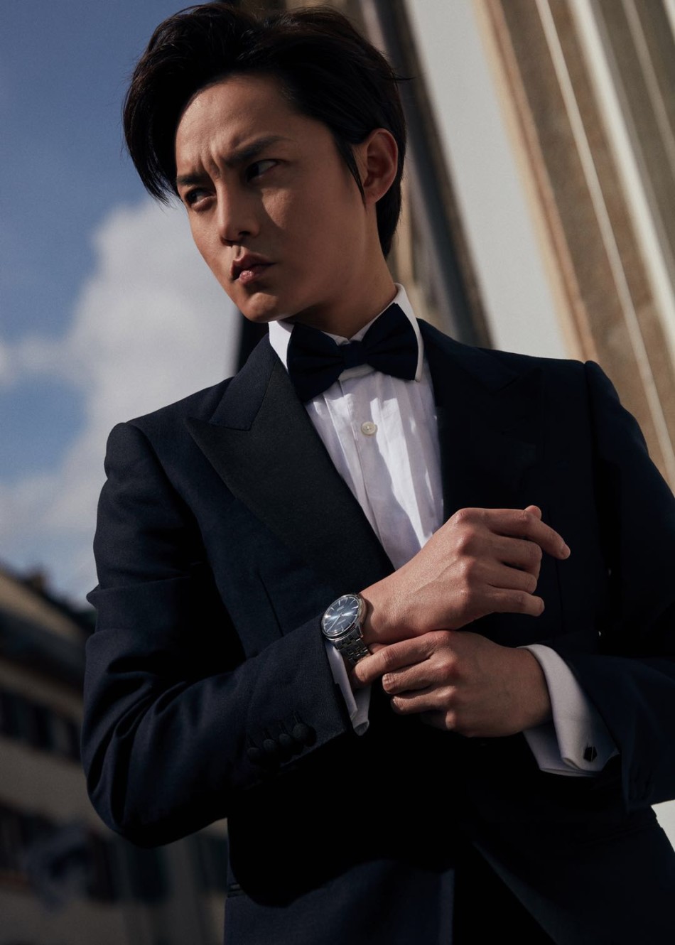 尹正亮相巴塞尔表展 彰显优雅摩登风采