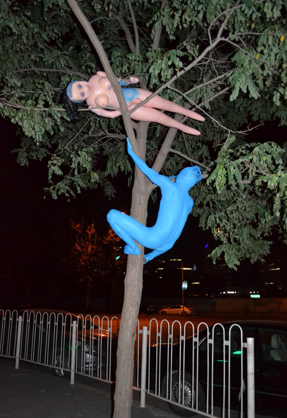 行为艺术家全身图蓝抱充气娃娃裸奔