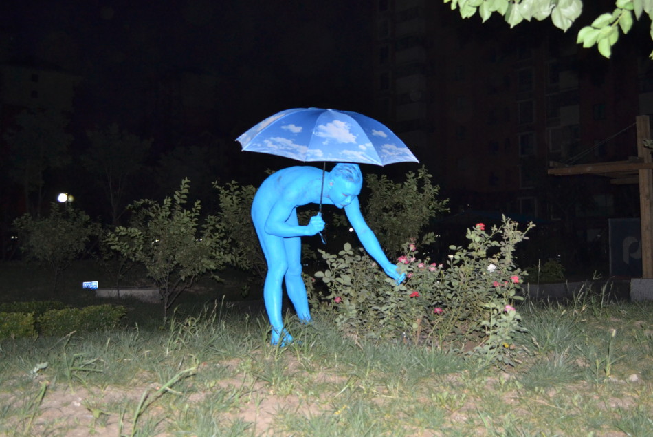 行为艺术家全身图蓝抱充气娃娃裸奔