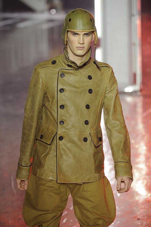 johngalliano潮男短袖t恤2011 johngalliano2010男装秀场后 约翰-加利