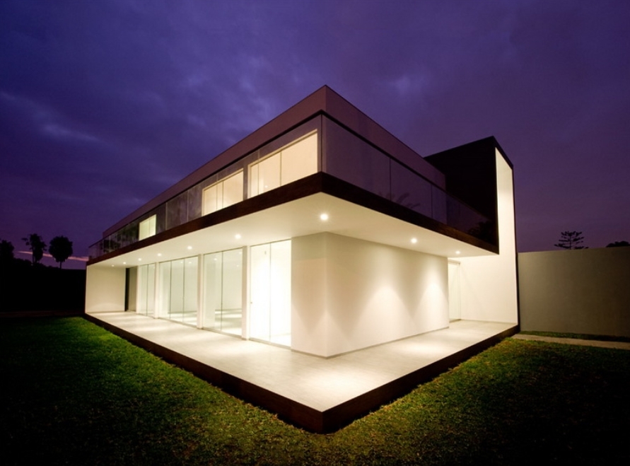 建筑的外表就像是白色的长方形箱子.