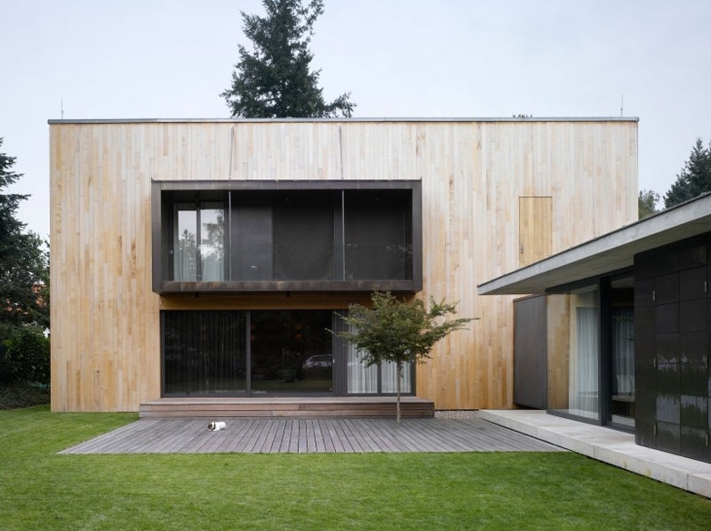 原木包裹的捷克开阔大宅