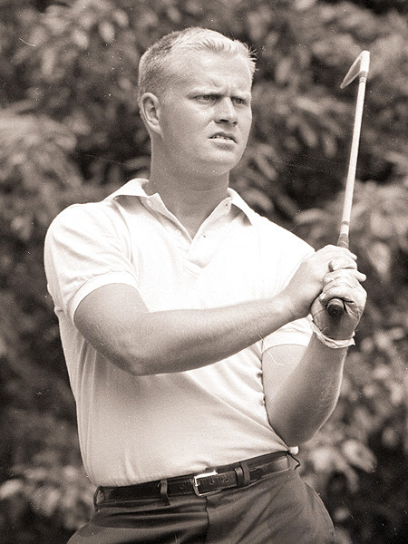 1959年梳着小平头青年小伙杰克尼克劳斯在美国翼脚俱乐部东球场雄心