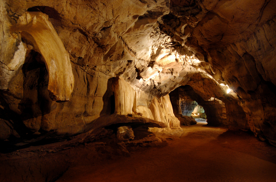 内斯普利特市的苏德瓦拉岩洞