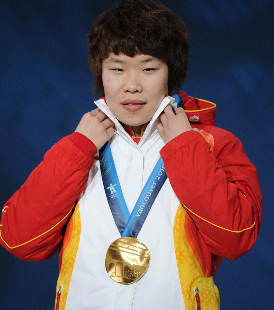 周洋细心整理衣领