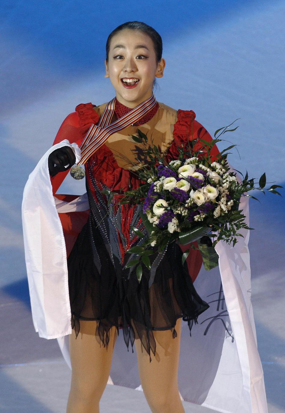 浅田真央披国旗留影