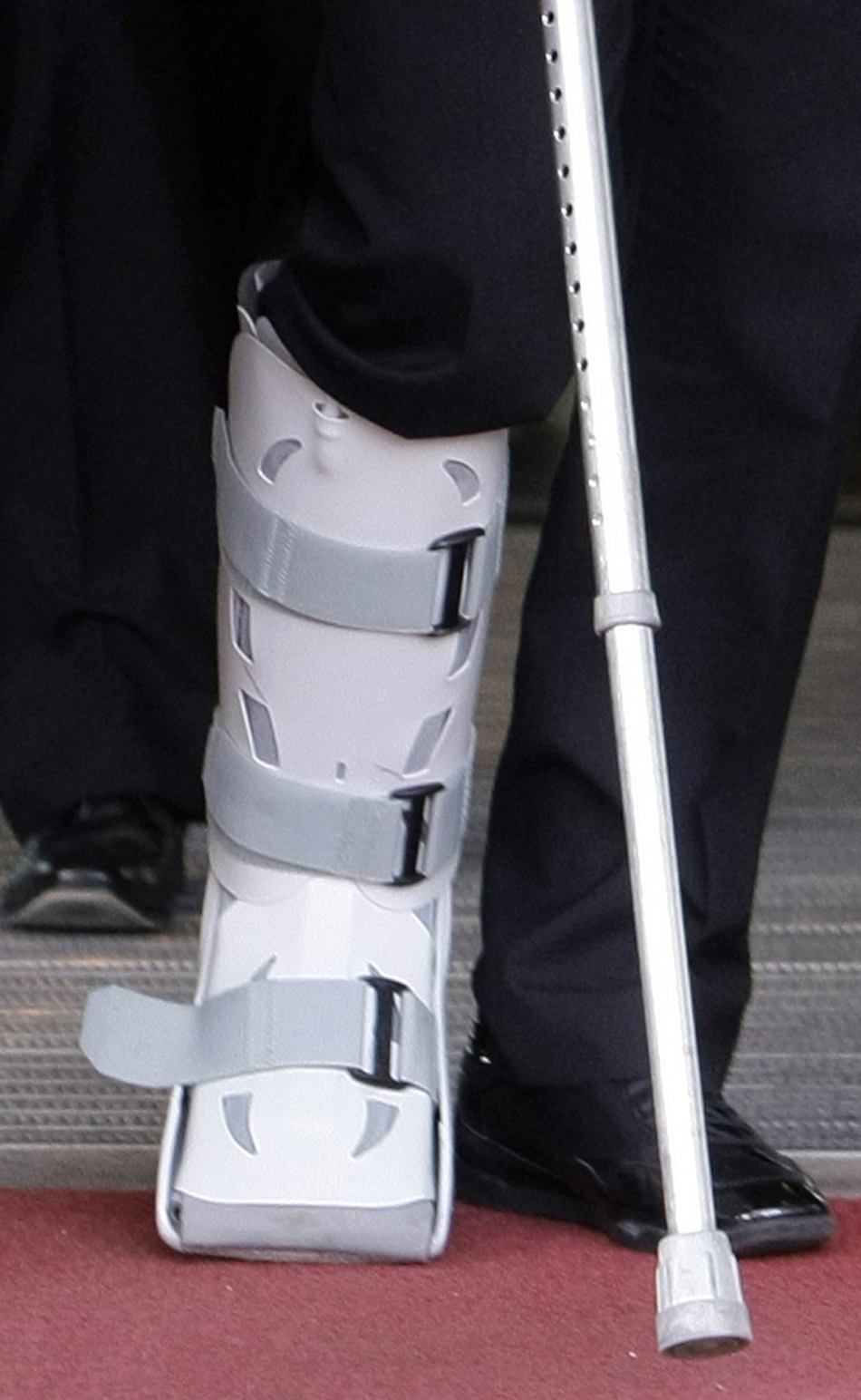 鲁尼拄拐离开慕尼黑酒店_高清图集_新浪网