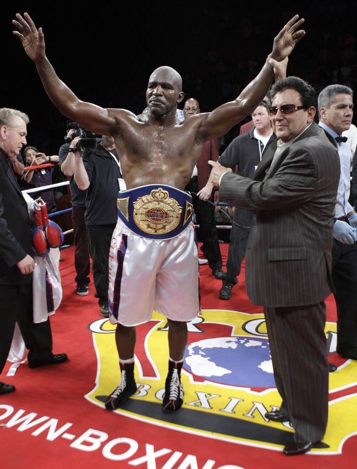 霍利菲尔德获得金腰带