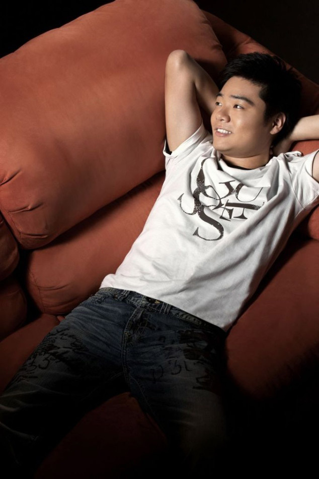 丁俊晖忙里偷闲秀帅气写真_高清图集_新浪网