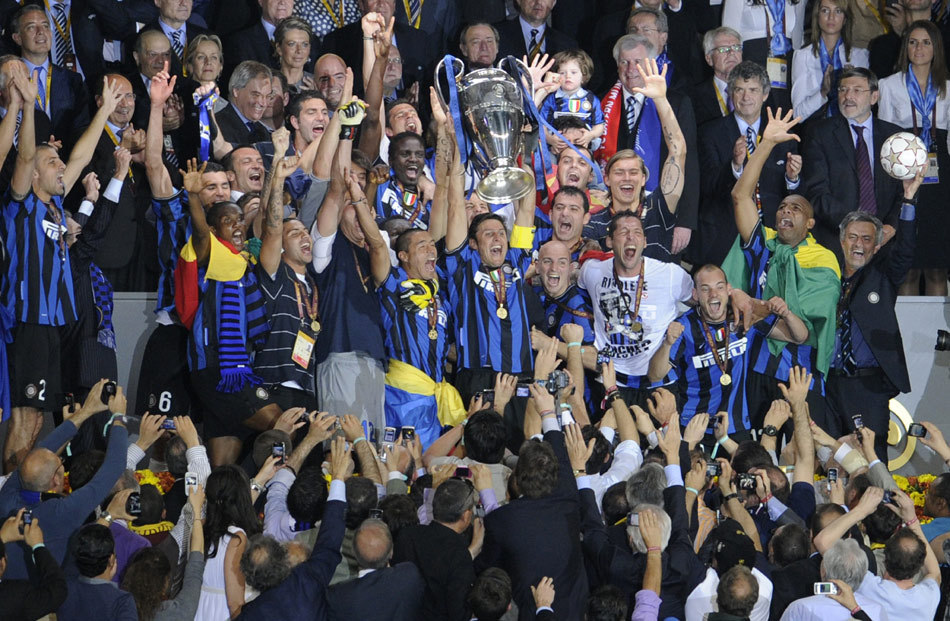 国米庆祝夺得冠军杯_高清图集_新浪网