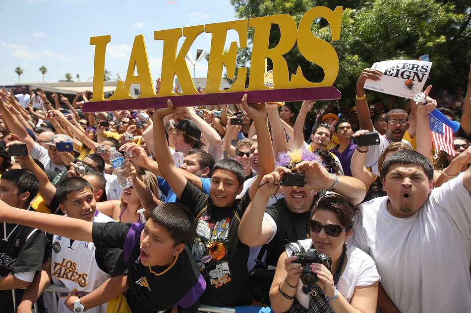 湖人夺冠游行-疯狂的球迷_高清图集_新浪网