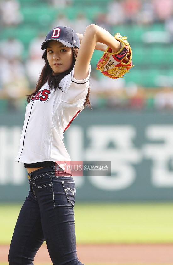 韩国女星徐智慧为棒球赛开球_高清图集_新浪网