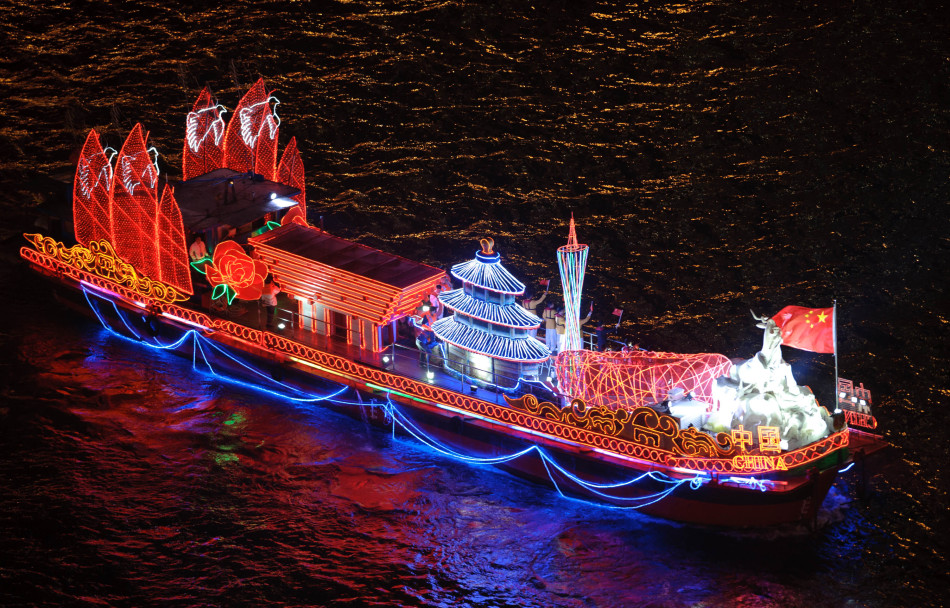 中国代表团成员登船