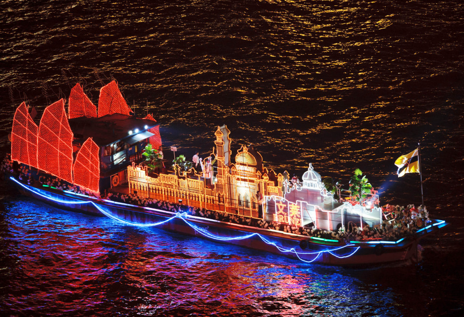 中国代表团成员登船