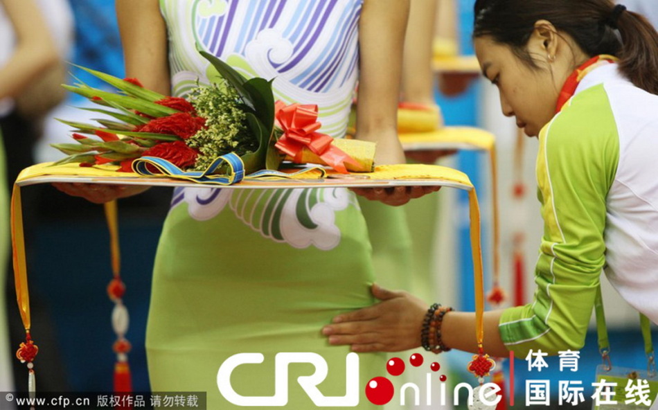 亚运礼仪小姐场边猛拉裙子_高清图集_新浪网