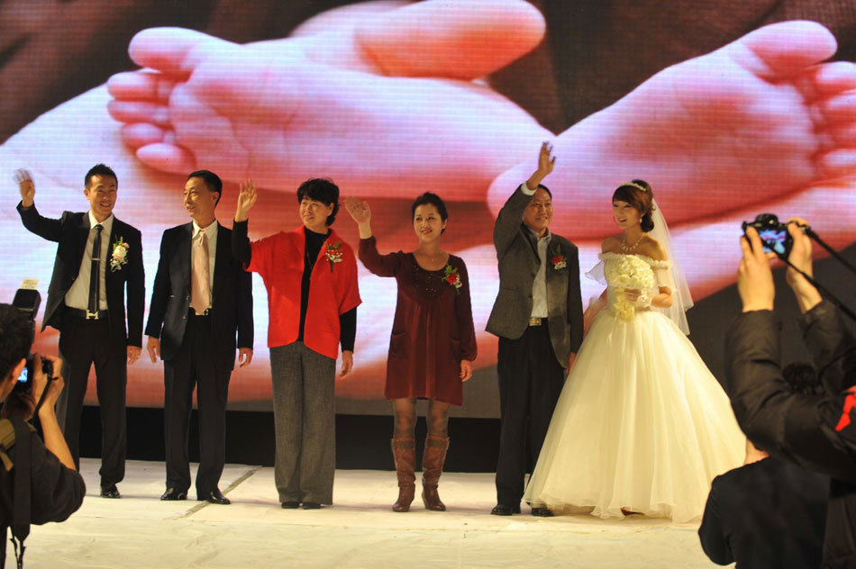 天津泰达球员王新欣大婚_高清图集_新浪网