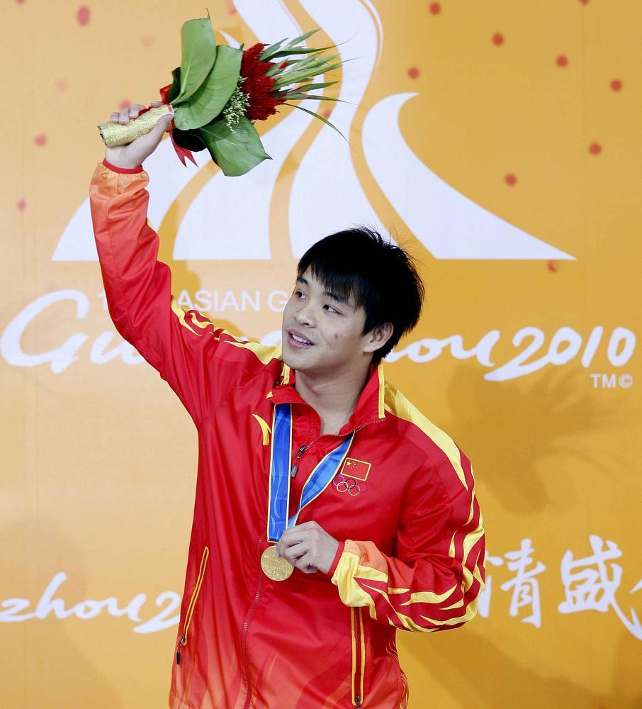 跳水男单三米板何冲摘金_高清图集_新浪网